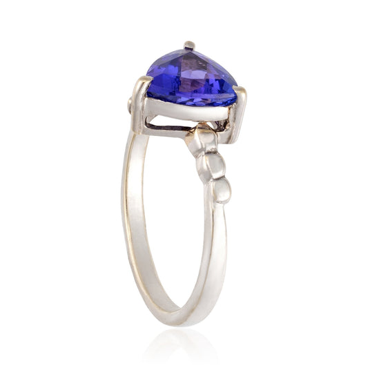 18ct white gold ring with royal blue sapphire 03001087