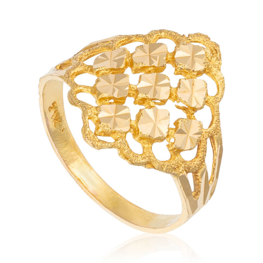 This 18ct yellow gold ring features a unique lace design